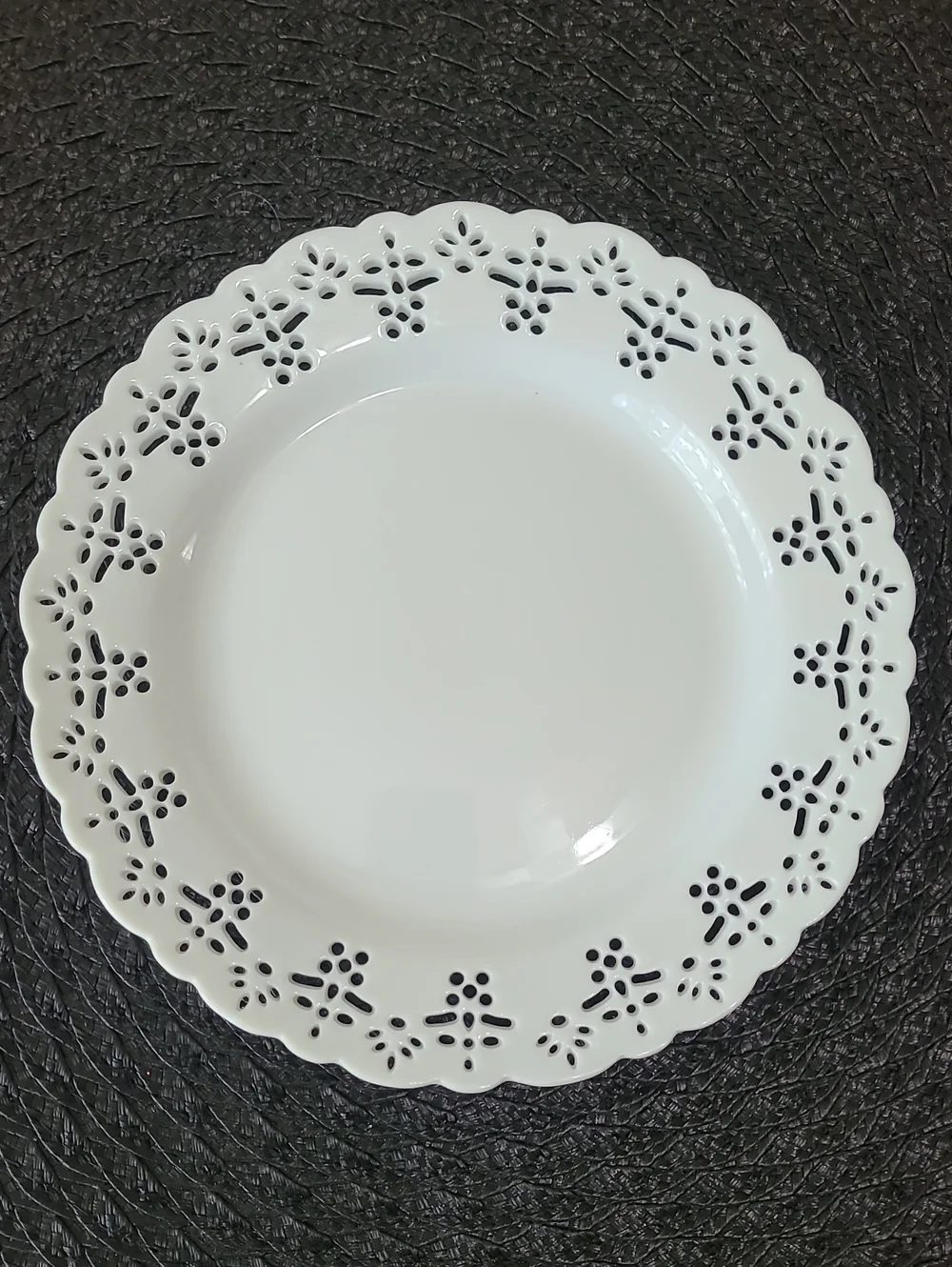 2 Pier 1 Doily Classy Buffet/Bread/Snack/Fruit/Dessert/Salad White Plate 7.5 in.